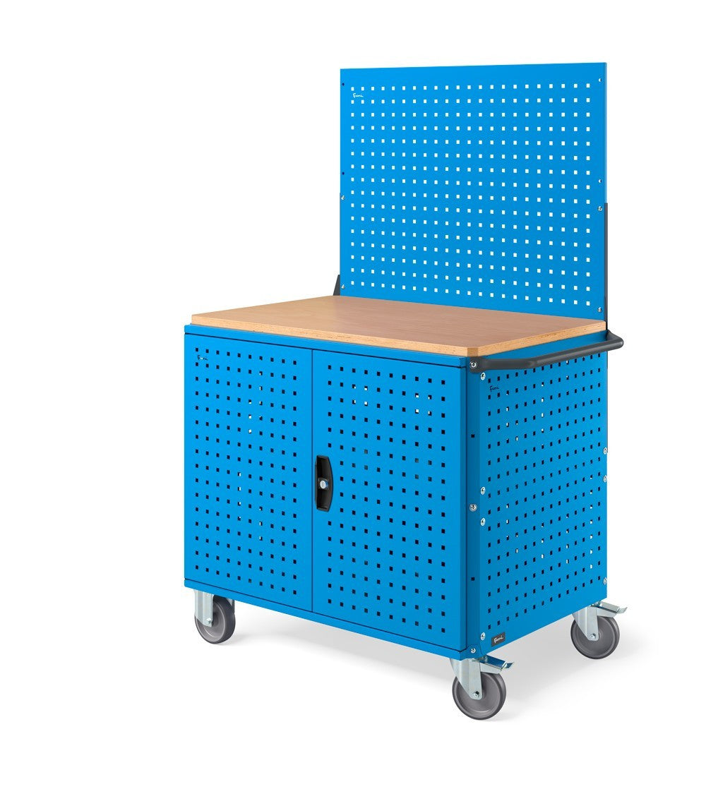 Chariot à trois étagères Clever Large Fami plateau en bois, fermé et paroi perforée, 300kg - Bleu RAL 5012 - réf. CLEVER1024