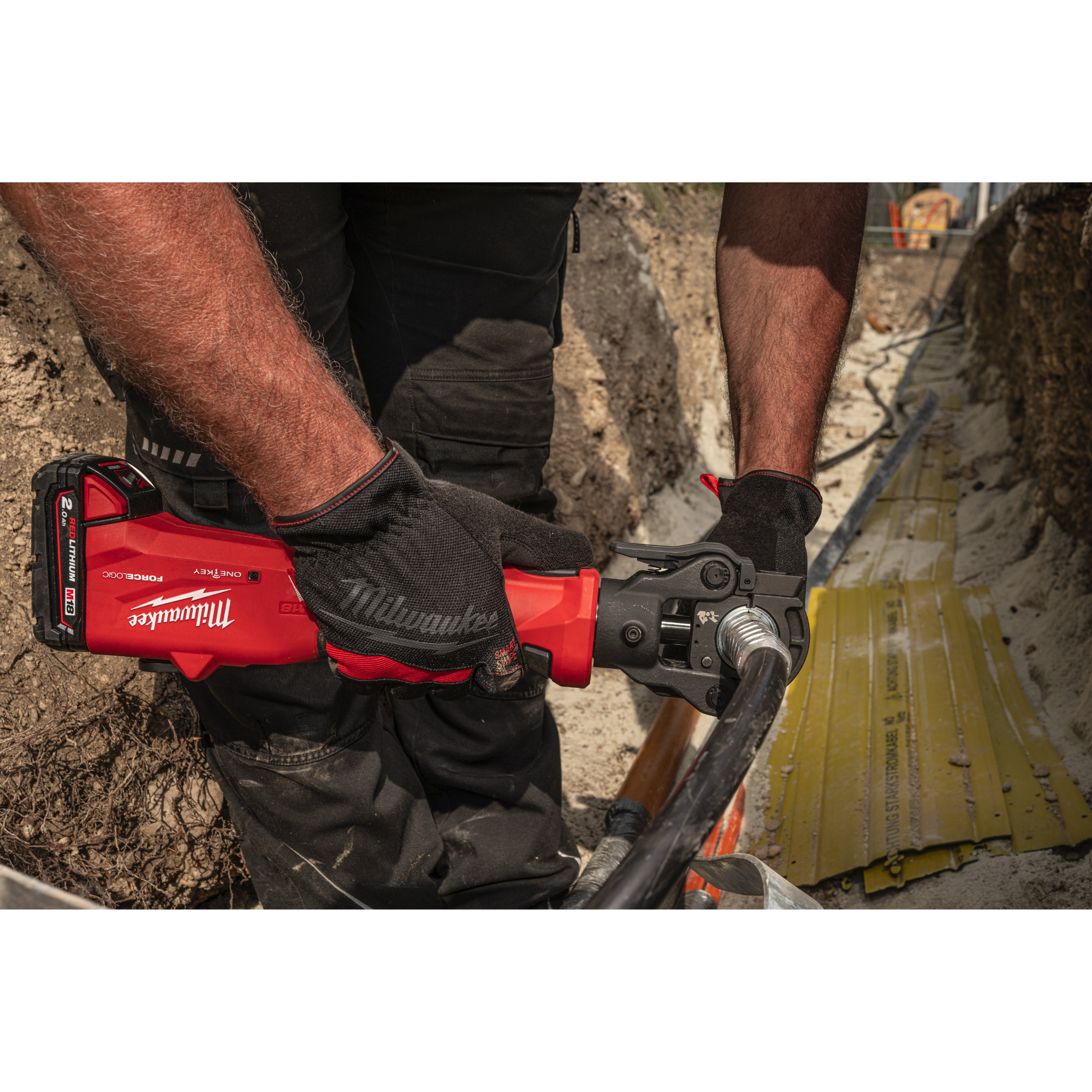 Milwaukee M18 ONEHCCT60-202C Pince à Sertir Hydraulique 60KN 18V avec 2 Batteries